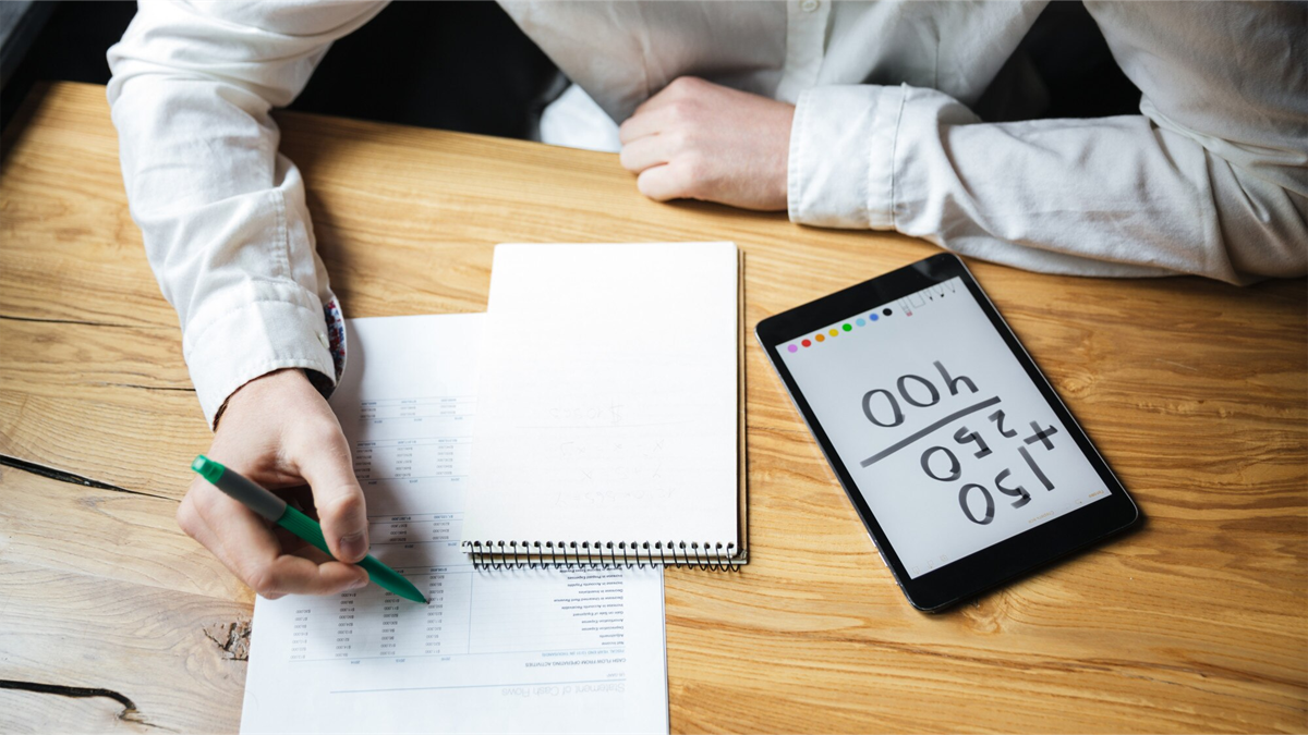  osoba sprawdzająca dokumenty