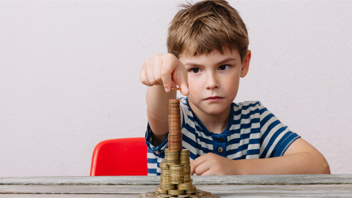  chłopiec z pieniędzmi