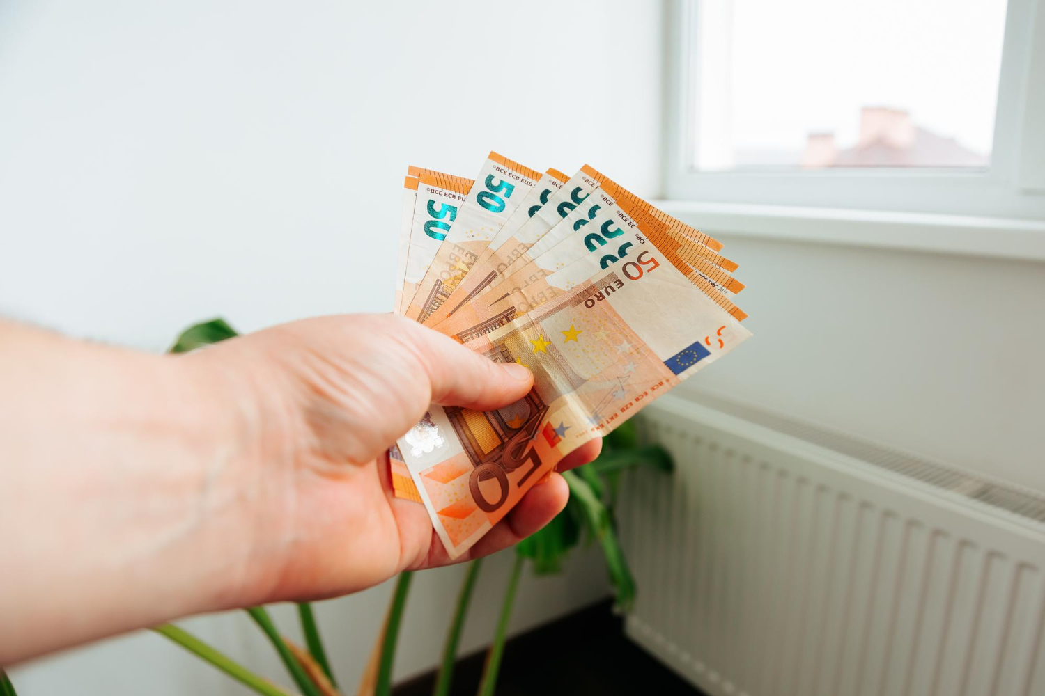  banknoty euro trzymane w ręce