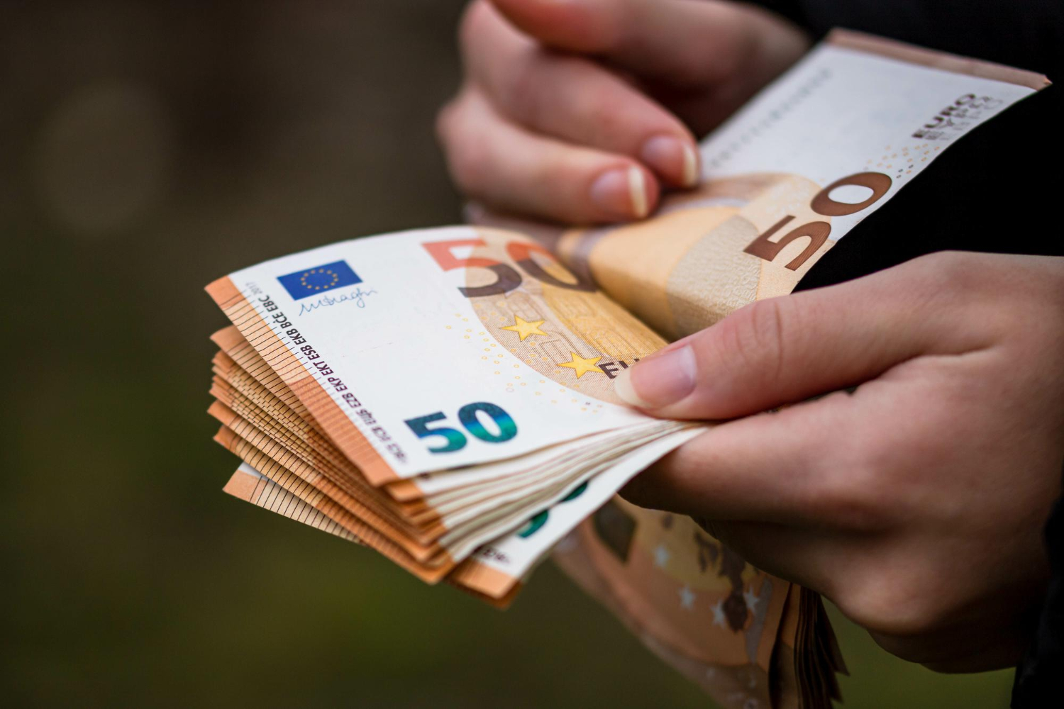 liczenie banknotów euro